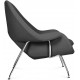 Réplica da cadeira Womb pelo designer Eero Saarinen