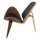 Réplica de la silla Shell Ch07 en madera de nogal