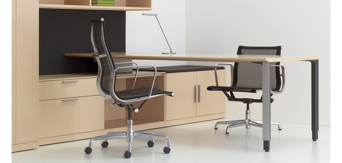 Krzesło biurowe Eames aluminiowe EA 119 wykonane z siatki autorstwa projektantów Charles & Ray Eames