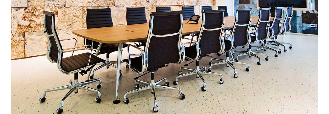 Krzesło biurowe Eames Aluminium EA 119 autorstwa projektanta Charles & Ray Eames